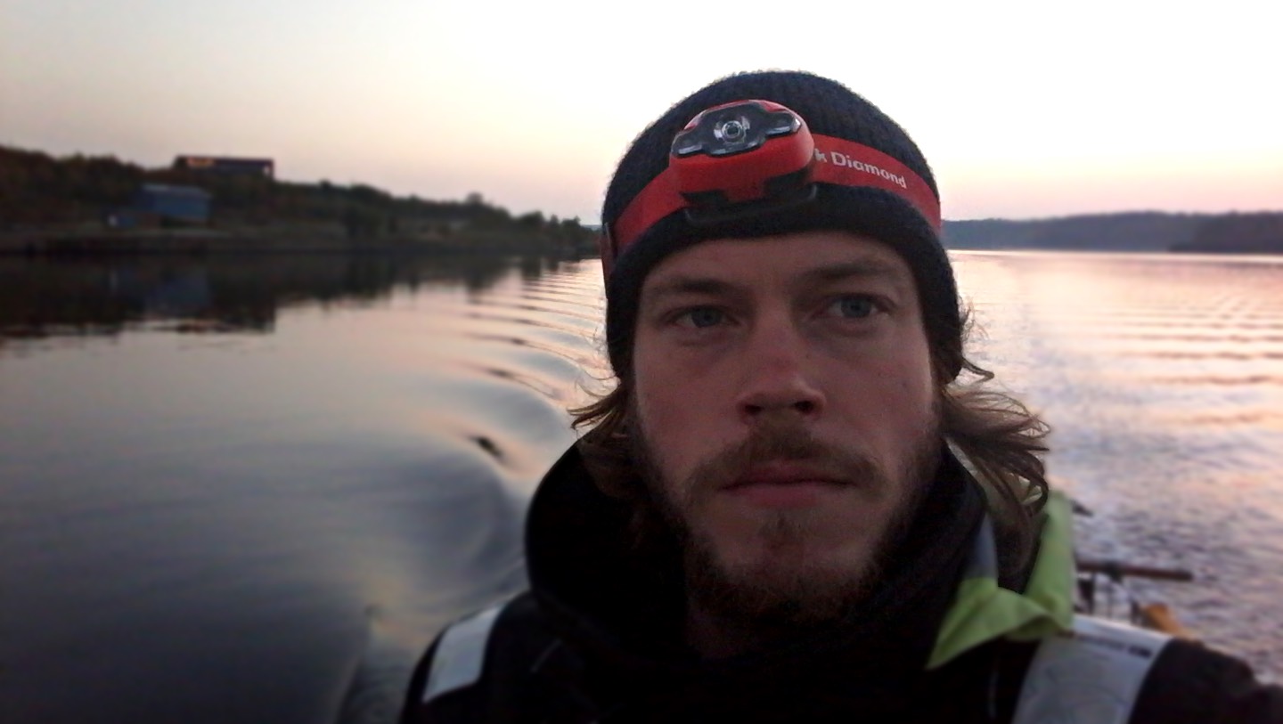 Amos Groth mit seinem Segelboot auf der Trave